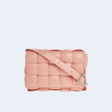 보테가 베네타 피치 패딩 카세트백